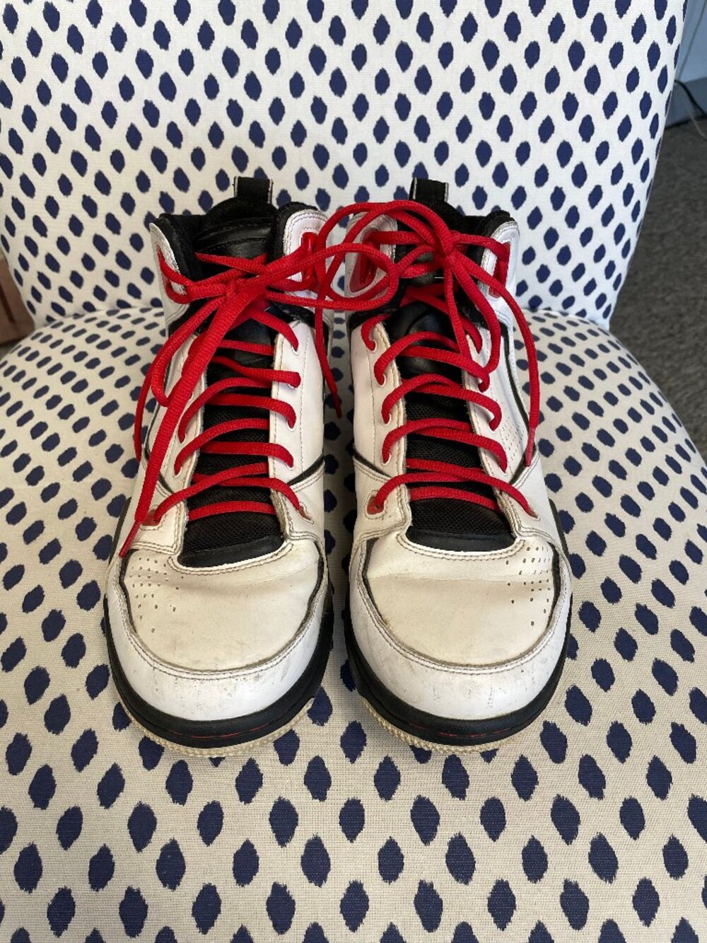 Nike 10.5 White Shoes - Picture 1 of 8